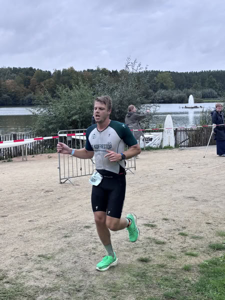 Een deelnemer op het looprondje langs het water van De Gavers.