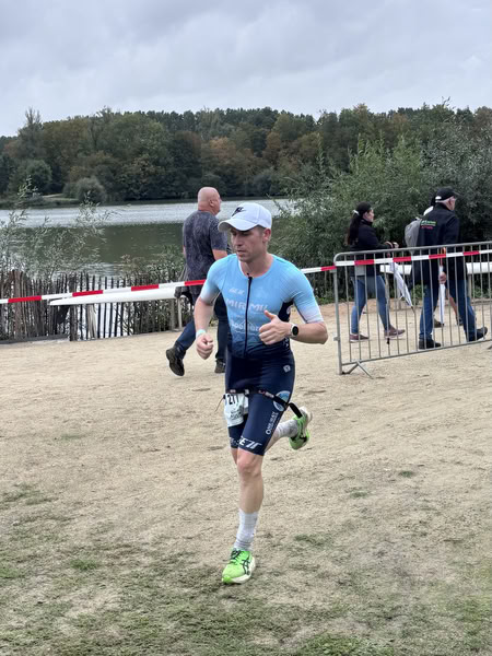 Een deelnemer op het looprondje langs het water van De Gavers.