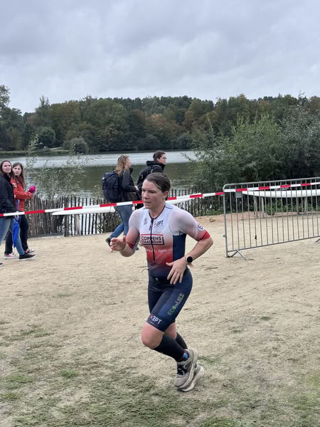 Een deelnemer op het looprondje langs het water van De Gavers.