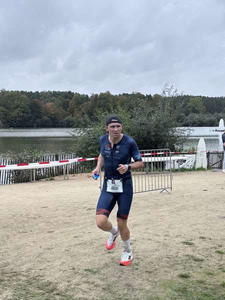 Een deelnemer op het looprondje langs het water van De Gavers.