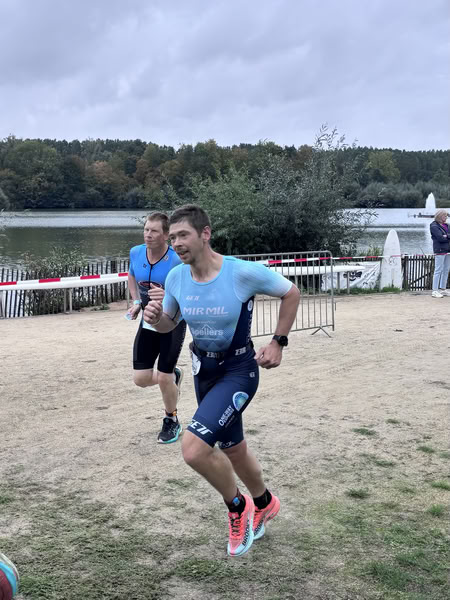 Een deelnemer op het looprondje langs het water van De Gavers.