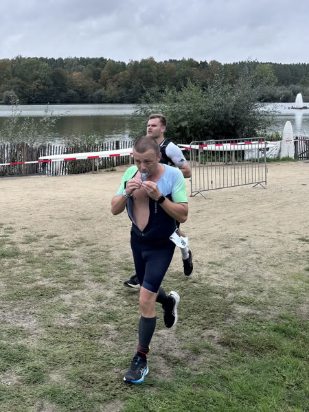 Een deelnemer op het looprondje langs het water van De Gavers.