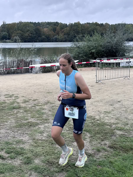 Een deelnemer op het looprondje langs het water van De Gavers.