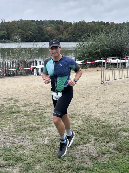 Een deelnemer op het looprondje langs het water van De Gavers.