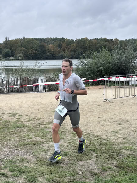 Een deelnemer op het looprondje langs het water van De Gavers.