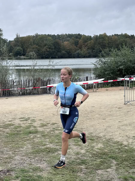 Een deelnemer op het looprondje langs het water van De Gavers.