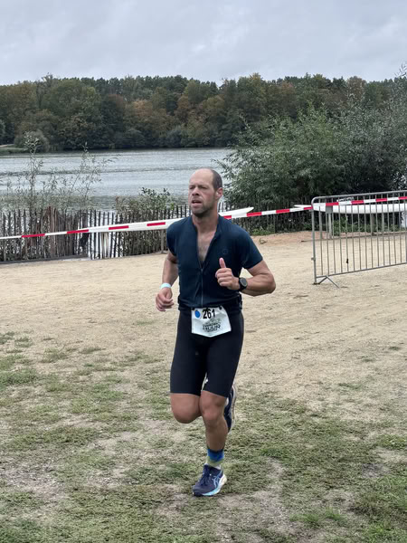 Een deelnemer op het looprondje langs het water van De Gavers.