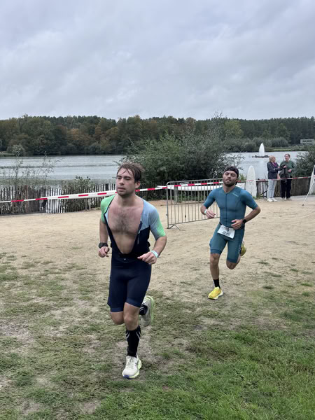 Een deelnemer op het looprondje langs het water van De Gavers.