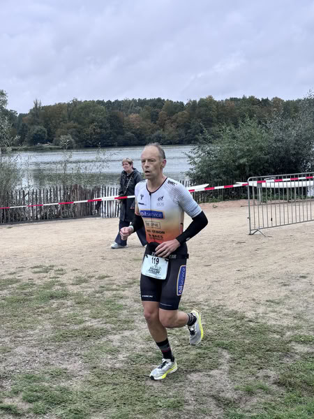 Een deelnemer op het looprondje langs het water van De Gavers.