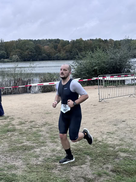 Een deelnemer op het looprondje langs het water van De Gavers.