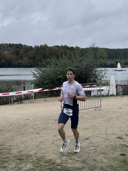Een deelnemer op het looprondje langs het water van De Gavers.