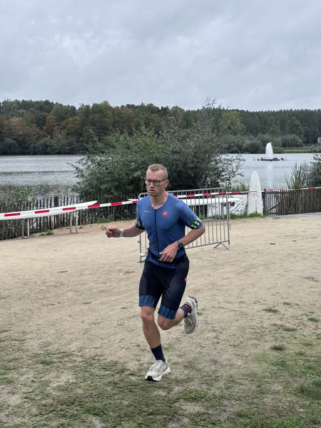 Een deelnemer op het looprondje langs het water van De Gavers.