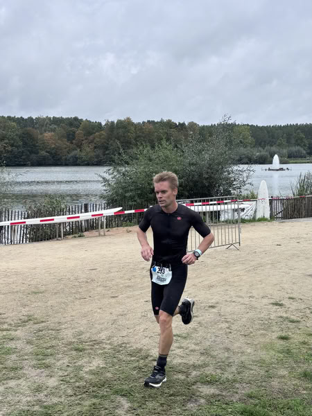 Een deelnemer op het looprondje langs het water van De Gavers.