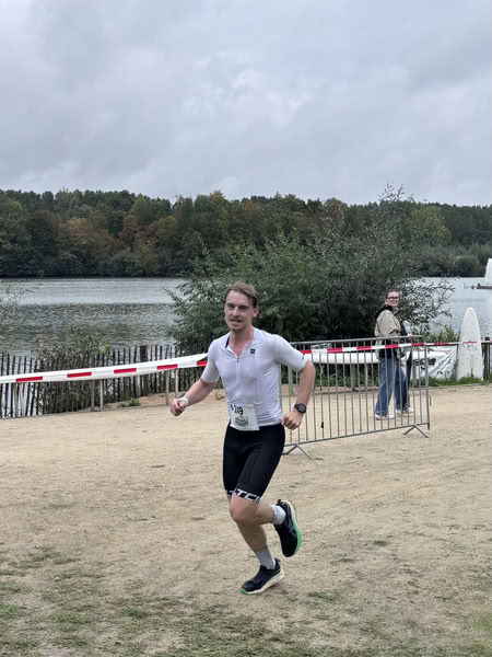 Een deelnemer op het looprondje langs het water van De Gavers.