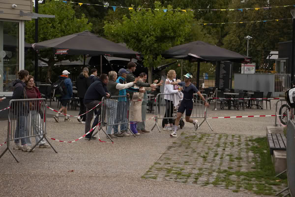 Een deelnemer op het looprondje langs het water van De Gavers.