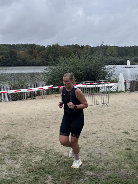 Een deelnemer op het looprondje langs het water van De Gavers.