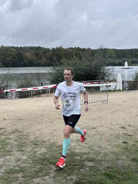 Een deelnemer op het looprondje langs het water van De Gavers.
