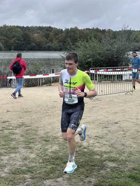 Een deelnemer op het looprondje langs het water van De Gavers.