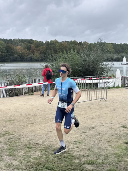 Een deelnemer op het looprondje langs het water van De Gavers.