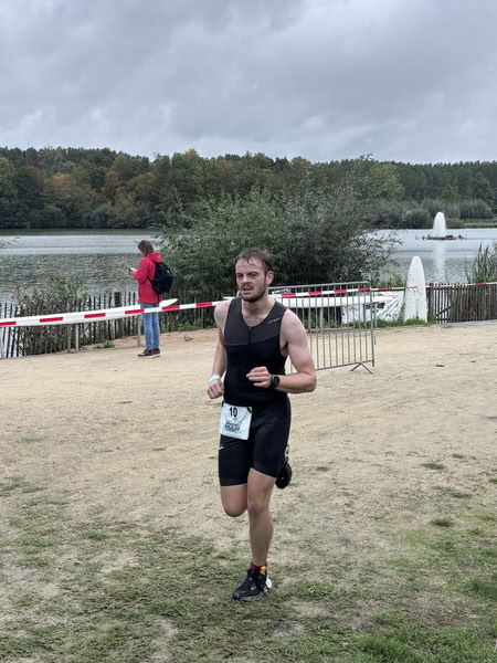 Een deelnemer op het looprondje langs het water van De Gavers.