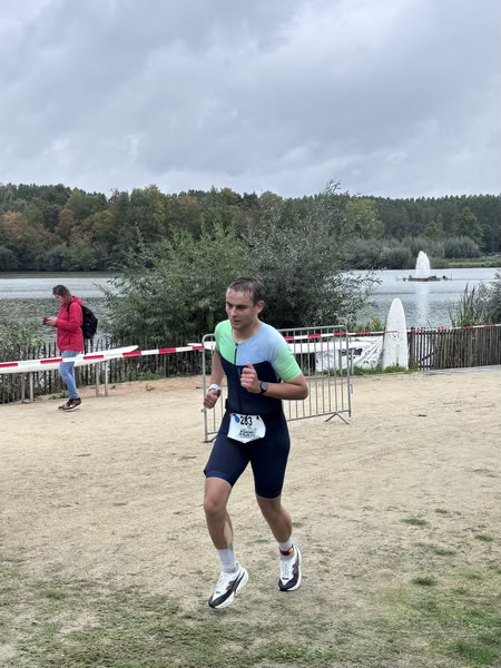 Een deelnemer op het looprondje langs het water van De Gavers.