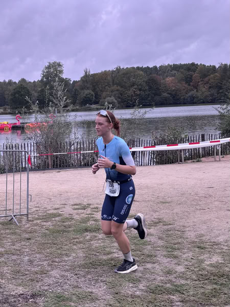 Een deelnemer op het looprondje langs het water van De Gavers.