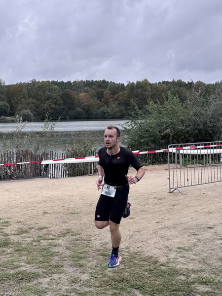 Een deelnemer op het looprondje langs het water van De Gavers.