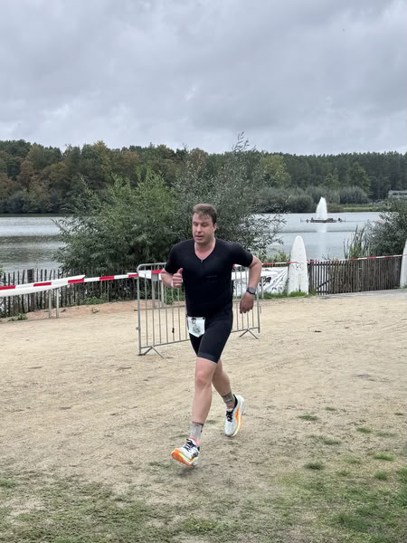 Een deelnemer op het looprondje langs het water van De Gavers.