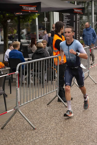 Een deelnemer op het looprondje langs het water van De Gavers.