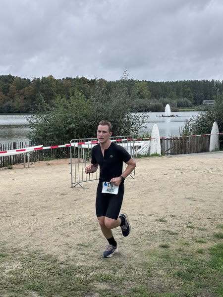 Een deelnemer op het looprondje langs het water van De Gavers.