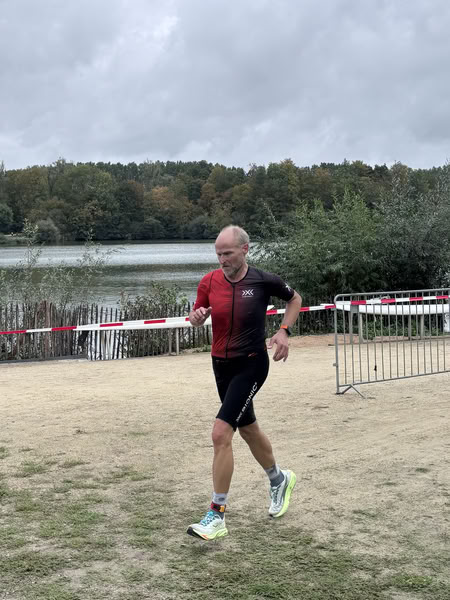 Een deelnemer op het looprondje langs het water van De Gavers.