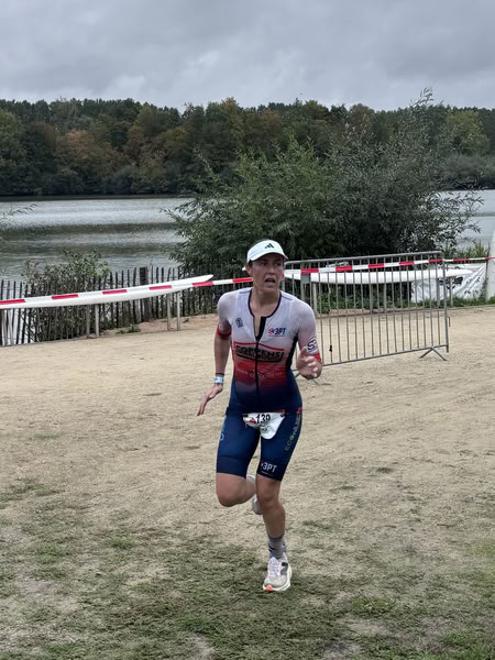Een deelnemer op het looprondje langs het water van De Gavers.