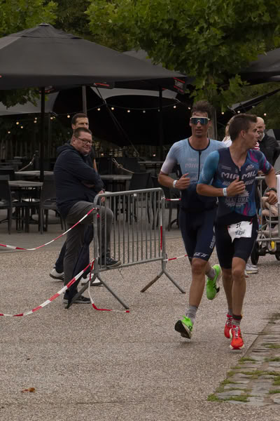Een deelnemer op het looprondje langs het water van De Gavers.
