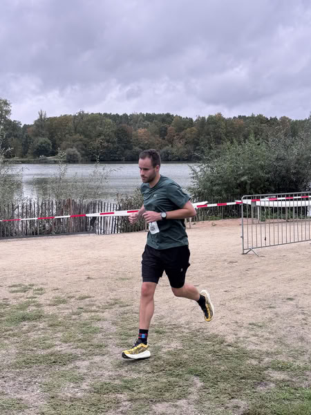 Een deelnemer op het looprondje langs het water van De Gavers.