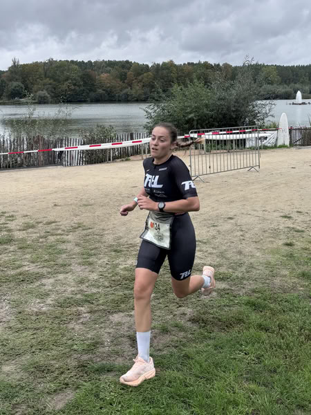 Een deelnemer op het looprondje langs het water van De Gavers.