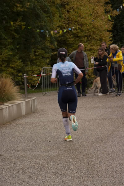 Een deelnemer op het looprondje langs het water van De Gavers.
