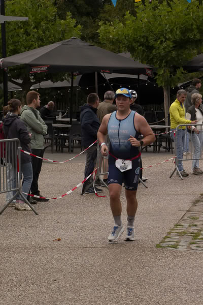 Een deelnemer op het looprondje langs het water van De Gavers.