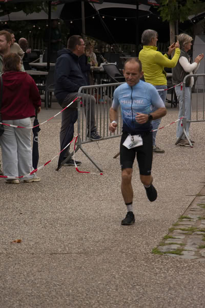 Een deelnemer op het looprondje langs het water van De Gavers.