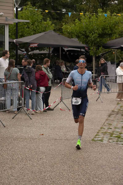 Een deelnemer op het looprondje langs het water van De Gavers.