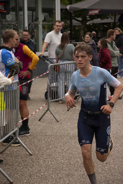 Een deelnemer op het looprondje langs het water van De Gavers.
