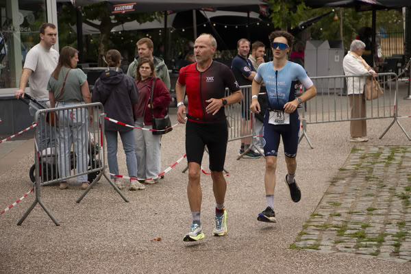 Een deelnemer op het looprondje langs het water van De Gavers.