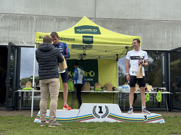 Podium onder de tent van KwadrO Ninove.