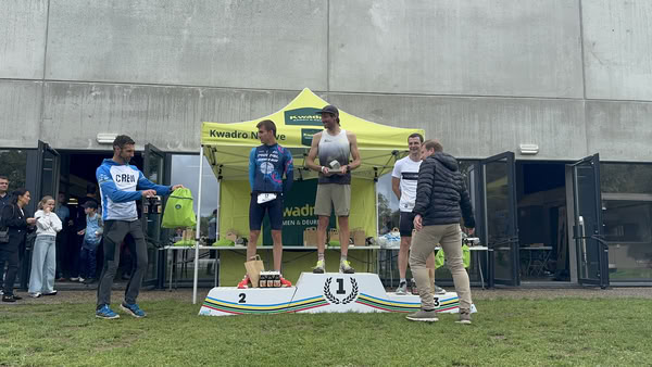 Podium onder de tent van KwadrO Ninove.