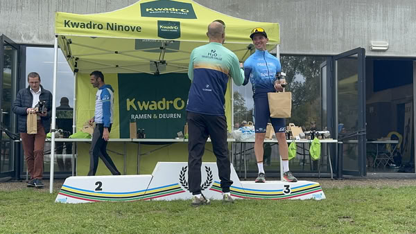 Podium onder de tent van KwadrO Ninove.