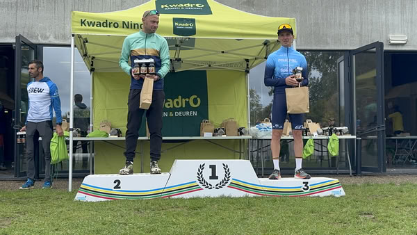 Podium onder de tent van KwadrO Ninove.