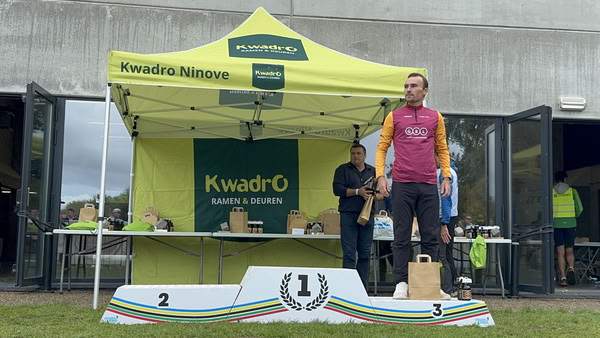 Podium onder de tent van KwadrO Ninove.