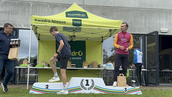Podium onder de tent van KwadrO Ninove.
