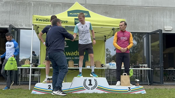 Podium onder de tent van KwadrO Ninove.