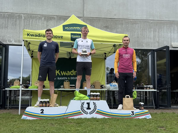 Podium onder de tent van KwadrO Ninove.