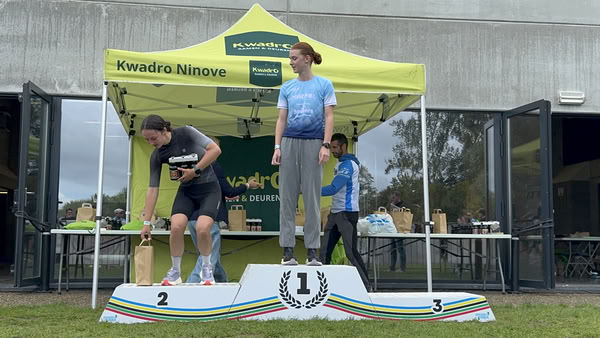 Podium onder de tent van KwadrO Ninove.
